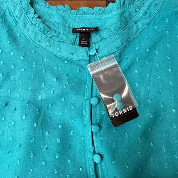 NWT (2X) Torrid Turquoise Swiss Dot Sleeveless Blouse - Ruffle Neck & Buttons - Picture 5 of 8